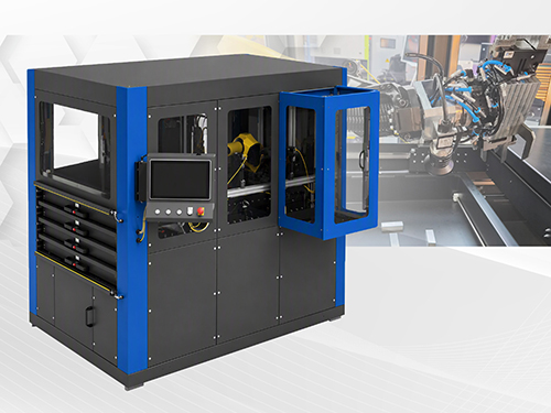 Automatisiertes Produktionssystem mit geschlossener Fertigungszelle, integriertem Bedienpanel und Roboterarm für präzise Montage-, Automatisierungs- und Fertigungsprozesse in der Industrie.